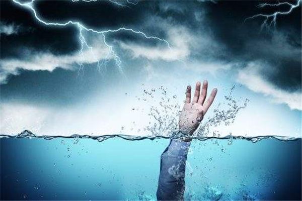 梦见男友掉到河里死了，一场梦境的深层解析与心理启示