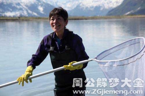 梦见海里捞鱼