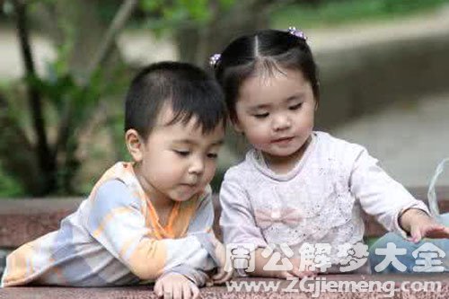 龙凤胎小孩