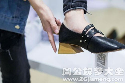 梦见穿衣服和鞋子