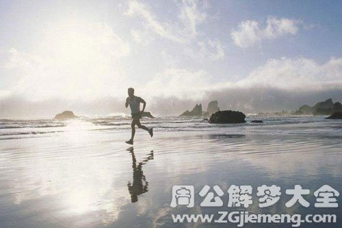 在水中奔跑
