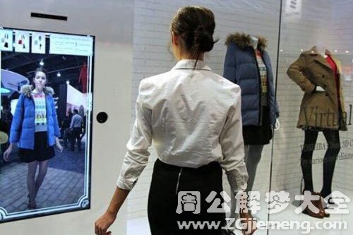 把衣服给别人穿